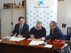 En la imagen, firma del convenio entre COCEMFE Alicante y Obra Social “la Caixa”