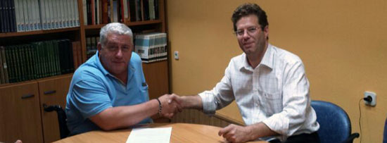 El presidente de AECEMCO, izquierda, y el responsable de RedOferta durante la firma del convenio