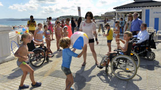 Niños con y sin discapacidad juegan en la playa