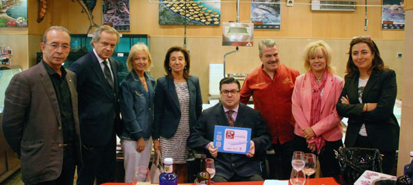 Foto de familia de los asistentes a la firma del convenio entre FAMMA y COCEM.