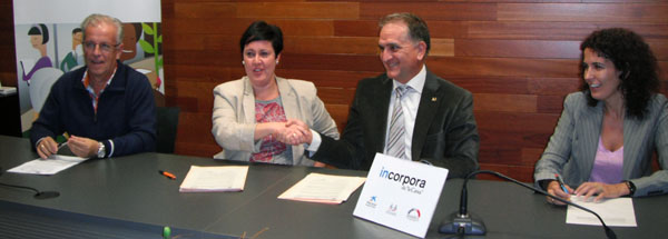 Firma de la renovación del convenio entre la Comarca del Bajo Aragón y ASADICC