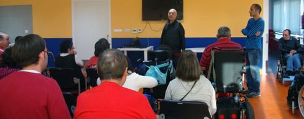 Kleiman conversa con los usuarios de COGAMI durante su visita