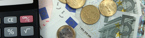 Monedas de euro y calculadora. Imagen licenciada por Despositphotos.com. Autor: Tombaky