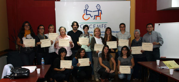 Participantes en uno de los cursos con sus diplomas acreditativos