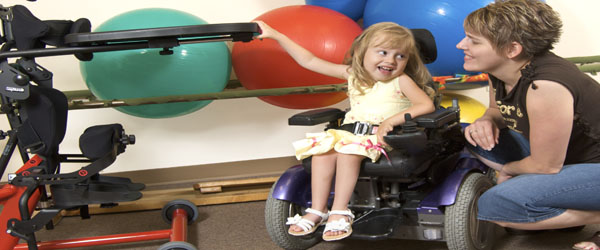 Niña en silla de ruedas junto a su madre. Imagen de EasyStand con Licencia CC (BY-NC-ND 2.0)