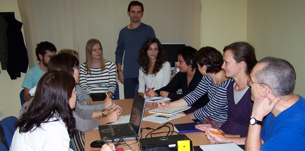 Trabajadores sociales participatnes en la charla impartida por la Agencia para la Defensa y Promoción de la Accesibilidad