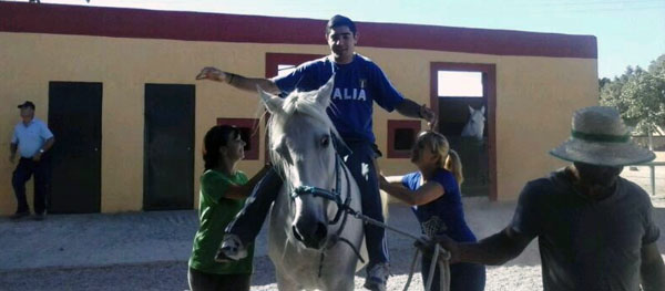 Uno de los jóvenes participantes disfruta del paseo en caballo