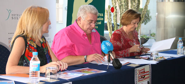 En la imagen, firma del convenio de colaboración entre FAMF COCEMFE Málaga y RTVA