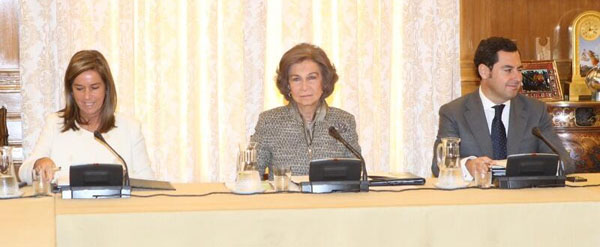De izquierda a derecha, Ana Mato, ministra de Sanidad: la reina Doña Sofía y Juan Manuel Moreno, Secretario de Estado de Servicios Sociales e Igualdad. Foto de Twitter de Casa Real