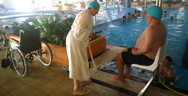 Participantes en el turno del Programa de Vacaciones IMSERSO-COCEMFE durante su estancia en el balneario de Cuntis