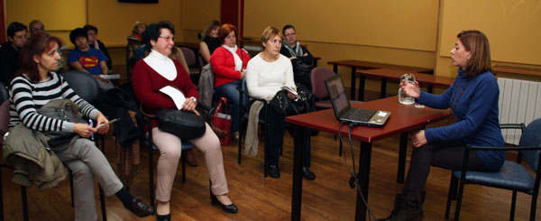 Profesionales del Servicio de Integración de COCEMFE escuchan a la responsable de AFABLES