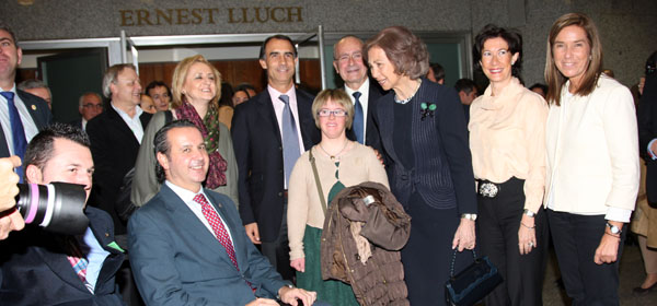 La Reina Doña Sofía acompañada del resto de autoridades durante la presentación