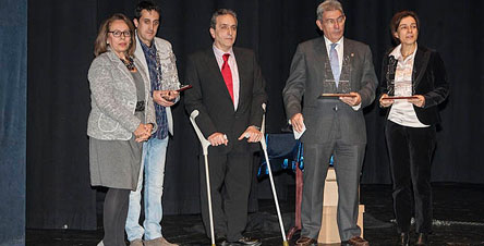 Foto de familia de los premiados con la presidenta de COCEMFE CYL, Consuelo Santiago, en la izquierda de la imagen