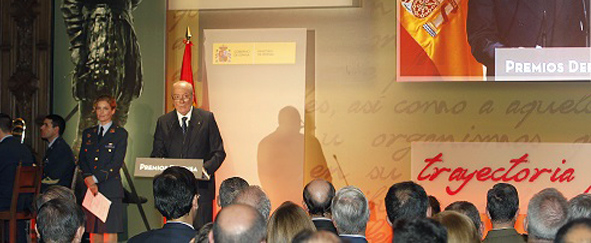 Andrés Medina, presidente de ACIME y miembro del Comité Ejecutivo del CERMI, recogió el Premio Extraordinario de Defensa 2013