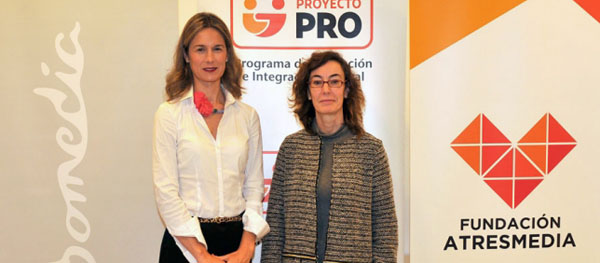 La directora general de Grupo Globomedia, Irantzu Díez Gamboa, a la izquierda, y la directora de la Fundación Atresmedia, Carmen Bieger en la firma del acuerdo