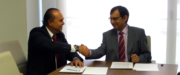 Carlos Laguna, presidente de COCEMFE Castelló, izquierda, y Vicente Casanova, alcalde de Almassora se estrechan las manos tras la firma del convenio