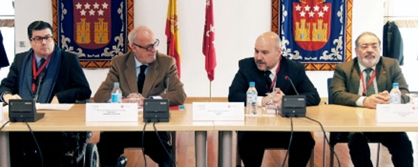 El pesidente de COCEMFE, Mario García,a la derecha,  junto a Luis Cayo, presidente del CERMI, el presidente de la Asamblea, José Ignacio Echeverría y Javier Font, presidente del CERMI Comunidad de Madrid