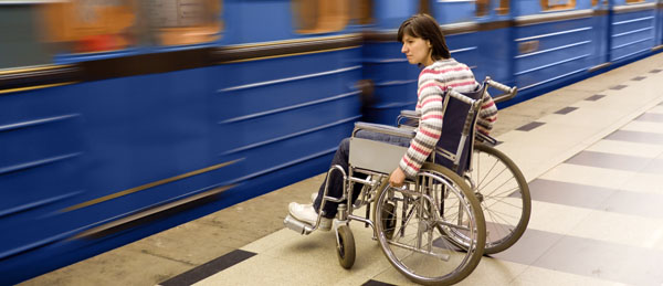 Mujer en silla de ruedas espera un metro. Foto cedida por depositphotos.com. Autor Sergey Lavrentev