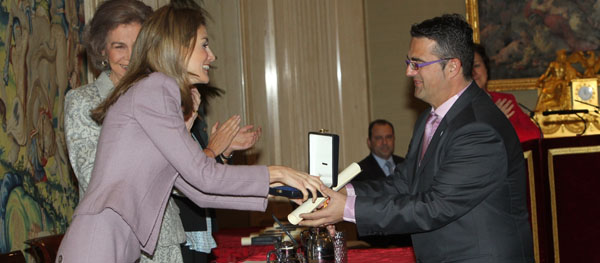 Su Alteza Real La Princesa de Asturias entrega la condecoración a Juan Carrión, presidente de FEDER
