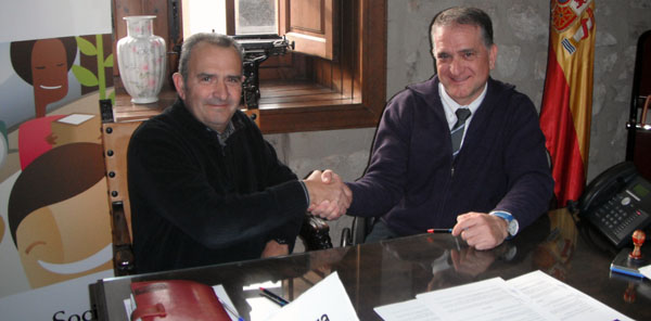 Firma del convenio entre Joaquín Llop Ráfales, alcalde del Ayuntamiento de Nonaspe y Miguel Tena Taberner, presidente de ASADICC
