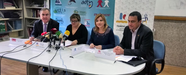Los representantes políticos junto a la presidenta de FAMDIF COCEMFE Murcia