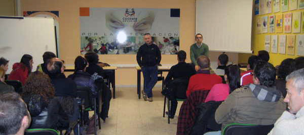 Carlos Gutierrez (Cocemfe Asturias ) y Carlos Manjarín (Avantia) con los alumnos participantes