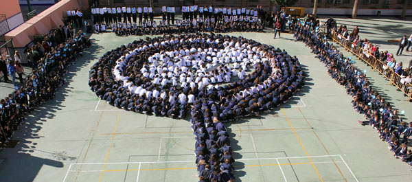 Los alumnos del colegio La Compañía de María, en Almería, formaron una piruleta humana