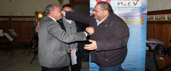 Carlos Laguna, presidente de COCEMFE CV, recibe la enhorabuena por el certificado