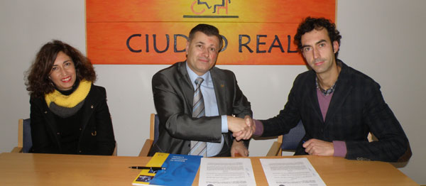 El presidente de COCEMFE Oretania Ciudad Real, Eloy Sánchez de la Nieta, izquierda, y Luis Álvarez, responsable de Dublycot S.L., sellaron el acuerdo