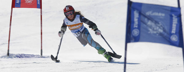 Esquiadora paralímpica durante una competición