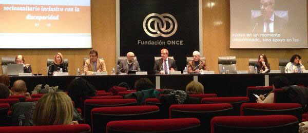 Mesa redonda celebrada en la jornada en la que estuvo presente Roser Romero, secretaria de Organización de COCEMFE, extremo izquierda