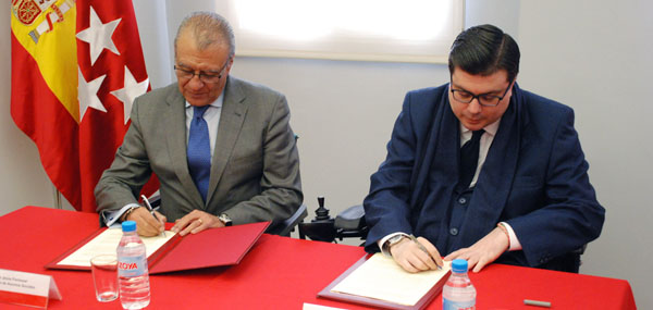 Javier Font, presidente de FAMMA, a la izquierda, y el consejero de Asuntos Sociales, Jesús Fermosel firman el convenio