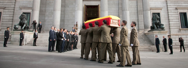 El féretro con los restos mortales del ex presidente Adolfo Suárez llega al Congreso de los Diputados