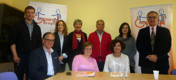 Foto de familia con ambas directoras y la Junta directiva de COCEMFE Aragón