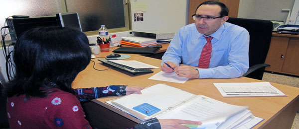 Pablo Olmos durante una consulta en la sede de COCEMFE Alicante