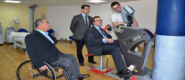 El director general de Mayor, Personas con Discapacidad y Dependientes, Juan José García Ferrer prueba una de las máquinas del Centro