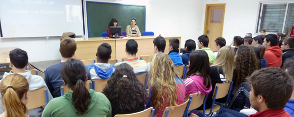 Mª Jesús Mata, responsable Institucional de FAAM y Noemí Cruz, Coordinadora del IAJ en Almería.