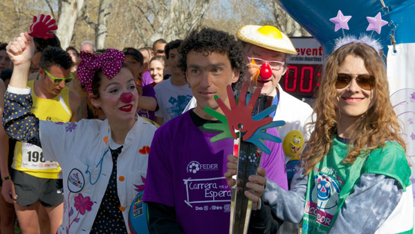 El atleta internacional Jesús España portó la Llama de la esperanza al inicio de la carrera