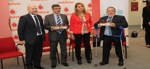 De izquierda a derecha, el director general de la Fundación Vodafone España, Santiago Moreno, El presidente de Vodafone España, Francisco Román, la secretaria de Estado de Servicios Sociales e Igualdad, Susana Camarero y Mario García, presidente de COCEMFE