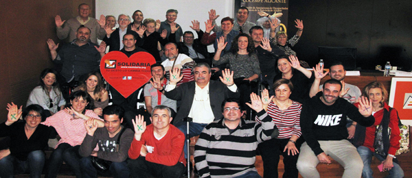 Los asistentes a la Asamblea realizaron una foto de familia mostrando su apoyo a la campaña a favor de la X Solidaria