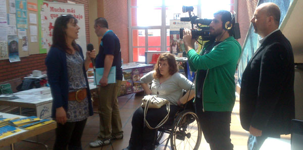 diversios medios de comunicación se interesaron por la labor del SIL de COCEMFE de Getafe en la Feria