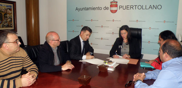 Eloy sánchez de la Nieta, presidente de COCEMFE y Mayte Fernández, alcaldesa de Puertollano, firman el convenio