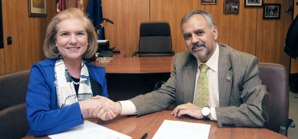 La presidenta de AEPAC, Elena Ruiz de la Torre y el decano del Colegio Profesional de Fisioterapeutas de la Comunidad de Madrid, Carlos Valiente