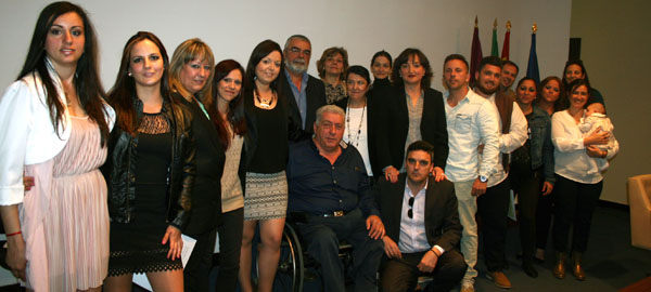 Foto de familia de todos los participantes en el taller junto al presidente de FAMF COCEMFE Málaga