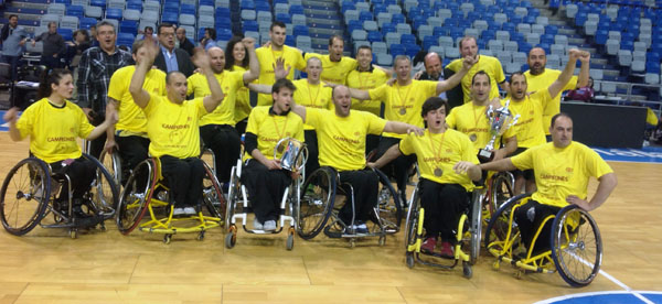 En la imagen los integrantes del equipo celebran la victoria en el torneo