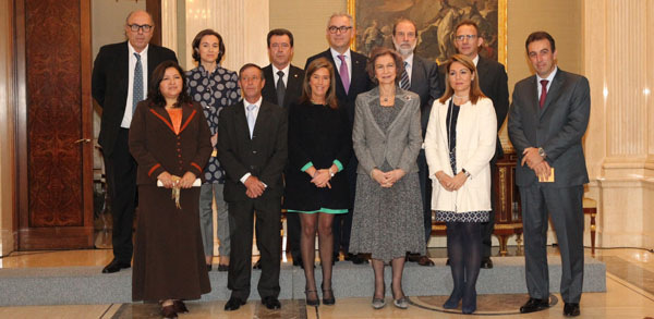 Imagen de familia de todos los premiados en esta edición junto a la reina doña Sofía