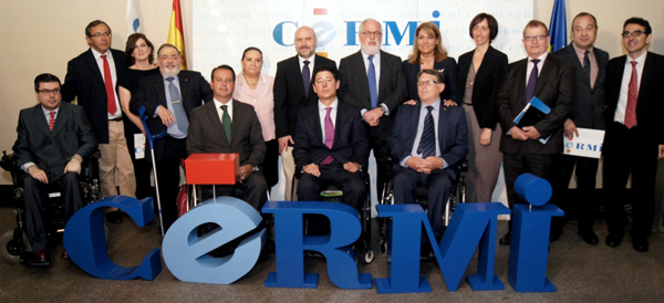El candidato del PP, Arias Cañete en el encuentro con el CERMI