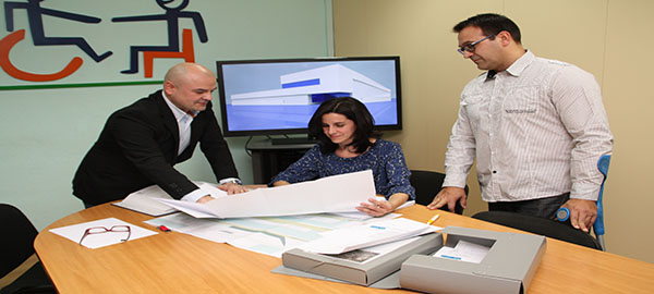 Personal de COCEMFE analizando un proyecto