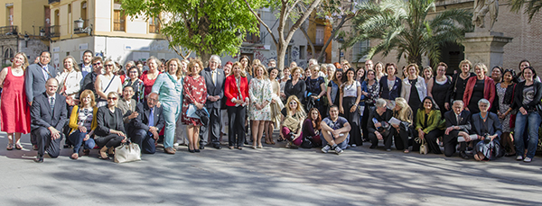 La Secretaria de Estado rodeada de los participantes en el encuentro