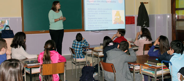 Ángela Labandeira, trabajadora social de COGAMI, durante la charla con los estudiantes